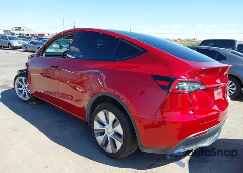 2024 Tesla Model Y Long Range Dual Motor All-Wheel Drive z USA, uszkodzony, nr VIN 7SAYGAEE1RF048102